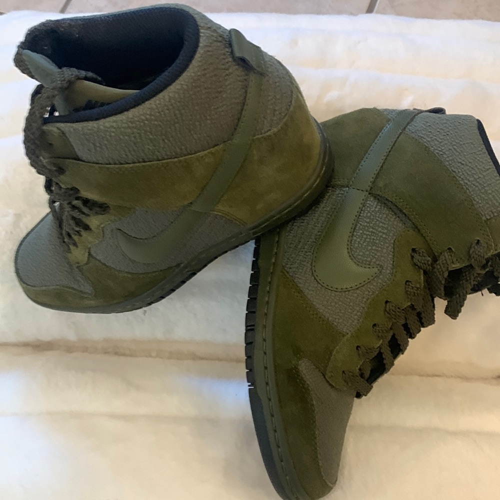 Nike Dunk Sky High LN Essential Rough green women’s size 7. Platform hidden heel